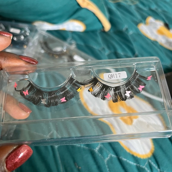 Lashes - Picture 5 of 9